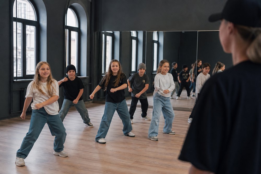 Діти на занятті з breaking у великому залі студії Urban Rhythm