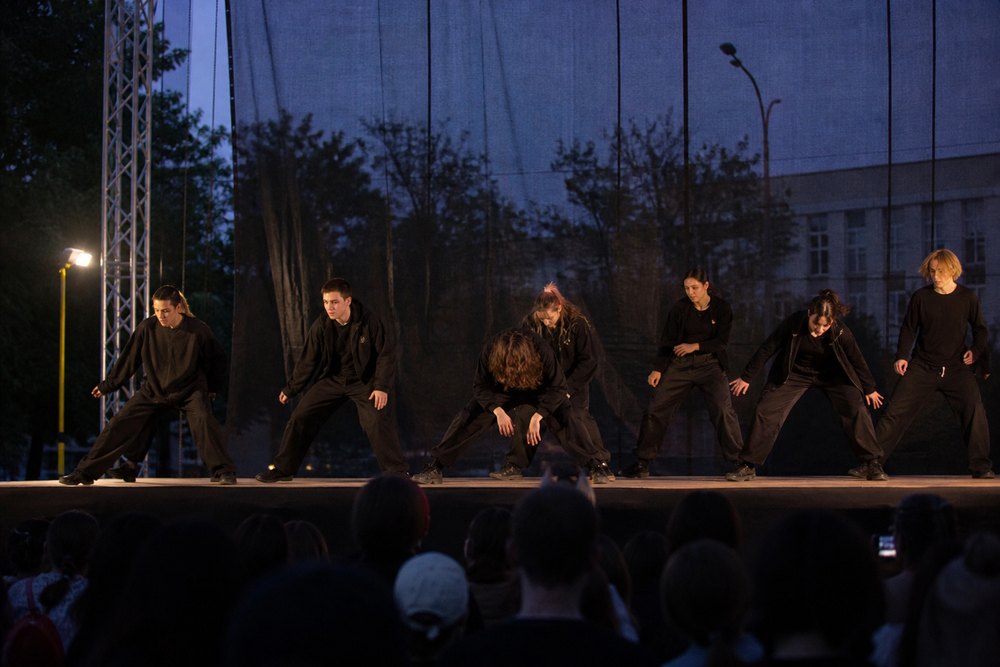 Виступ учнів студії Urban Rhythm на сцені
